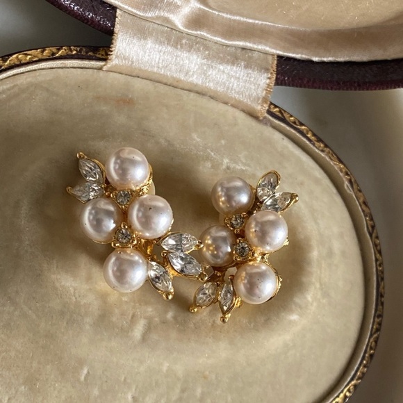 TANYA Lind Pearl rhinestone clip earrings 1” - Picture 7 of 16